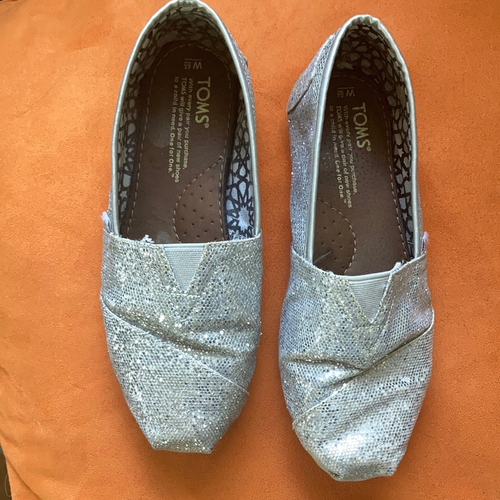 Womens classic toms size 6.5 silver